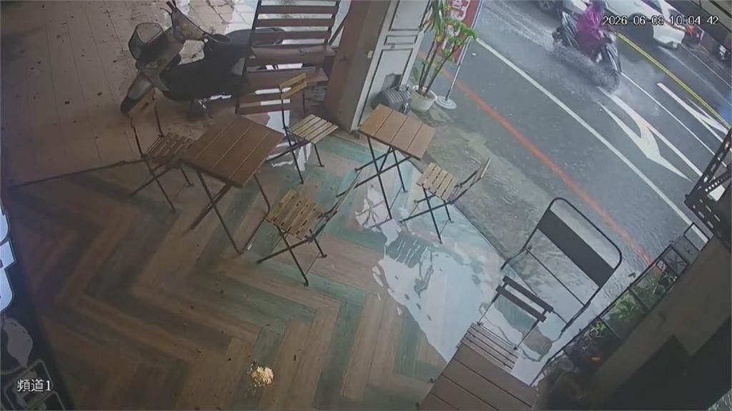 豪雨狂炸! 台南各地"汪洋一片" 住戶急借沙包擋水