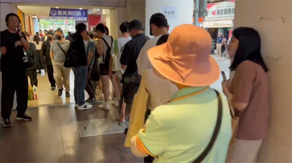 清晨排隊也要吃! 美國第二大速食店來台 人龍蔓延上百公尺