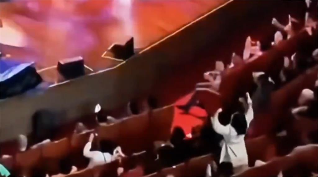 羅大佑唱一半小粉紅激喊「台灣是中國的」被帶走!「自家人」酸:拿黨多少錢?
