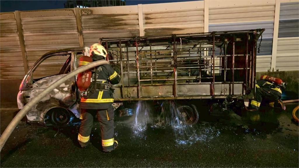 快新聞／新北環快黑煙直竄！小貨車燒到只剩骨架「3人驚險逃生」　驚悚畫面曝