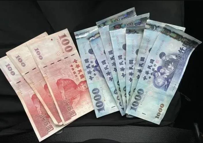 前方騎士「狂噴7千3」他暖送警局…失主領回了!值班警下秒竟因1動作慘遭懲處
