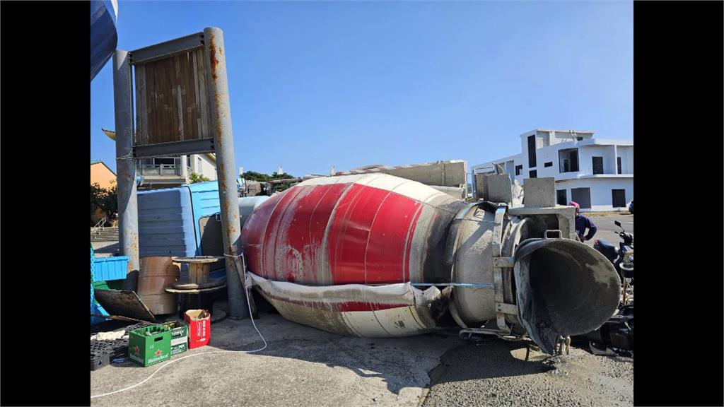 屏東預拌車翻覆險砸騎士 屏科大爆機車追撞2人送醫