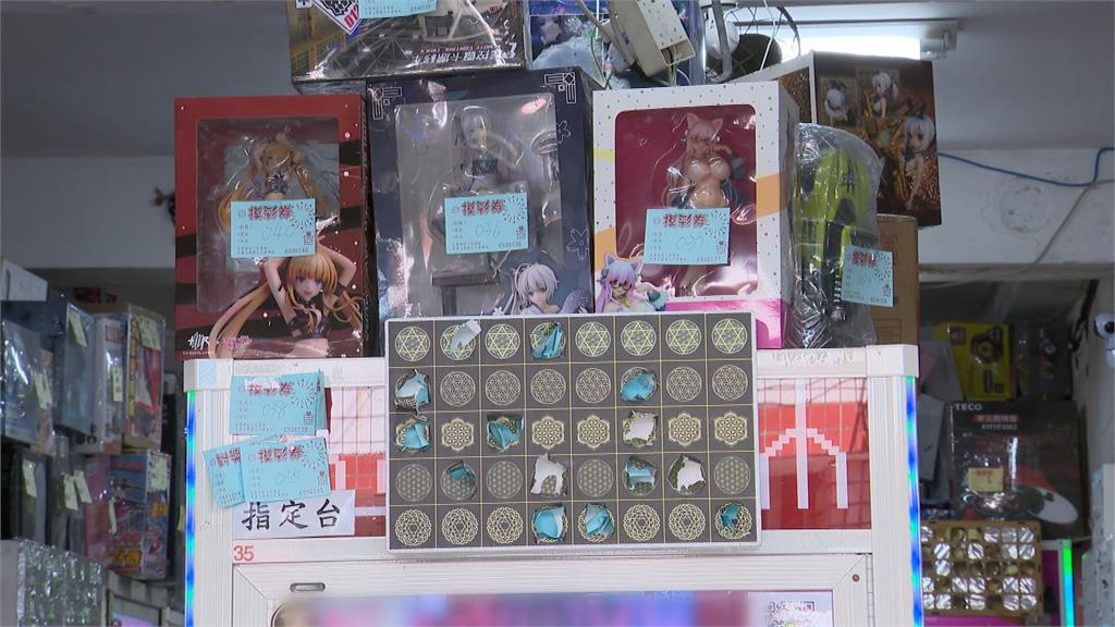 學童娃娃機店見戳戳樂戳8洞 老闆竟拿監視器畫面索賠2萬4
