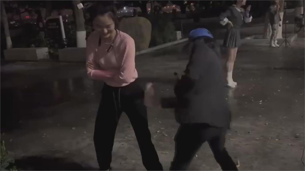 中國凌晨滿街男女直播「啪啪啪」　路人批群魔亂舞：這文藝復興嗎