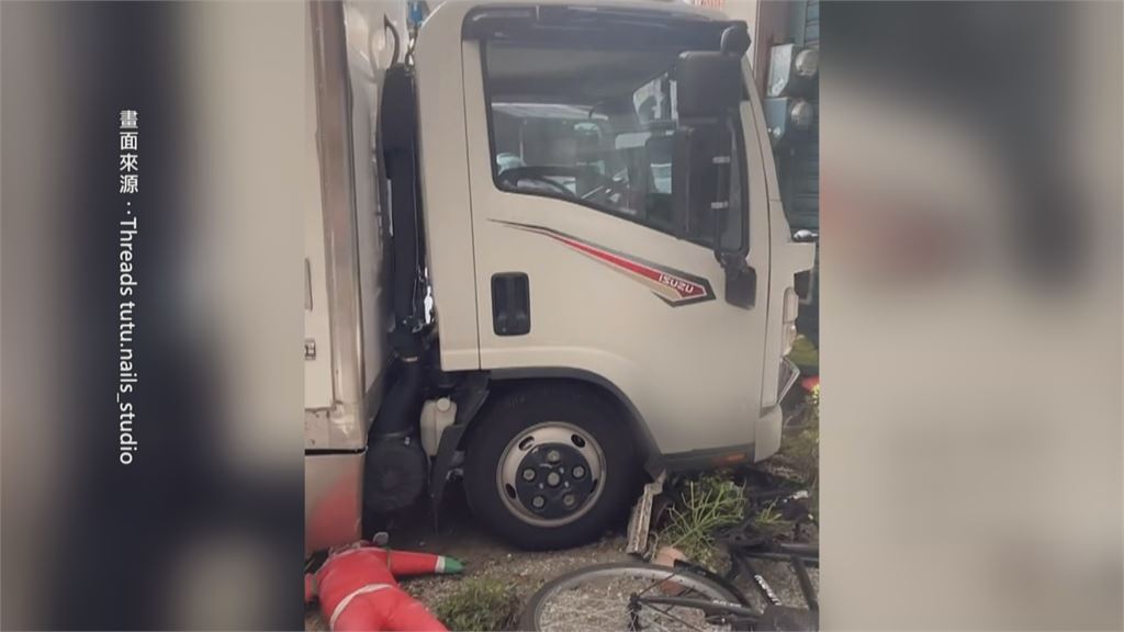 公車連環撞波及店家 耶誕老公公人偶倒車底嚇人