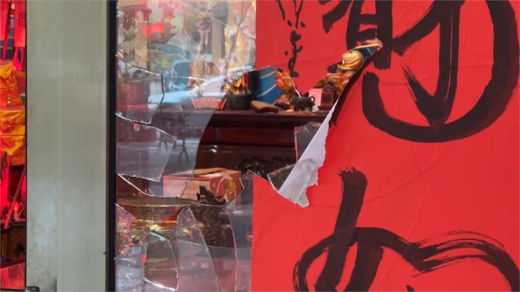 毒癮發作? 男子持鐵條砸宮廟玻璃 憂受波及 民眾紛紛走避