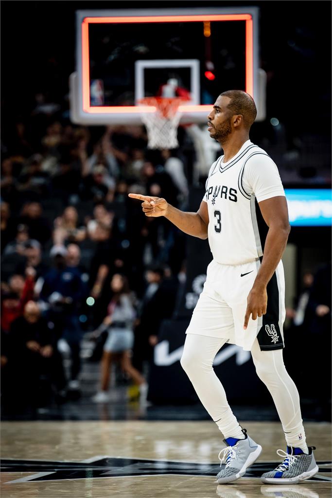 NBA(影)/183公分拉221公分來爭球 馬刺「老船長」CP3急中生智網讚爆