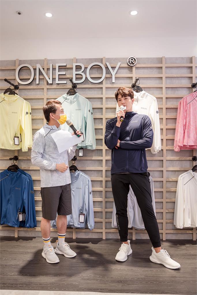 龍語申擔任ONE BOY一日店長 分享消暑穿搭小撇步
