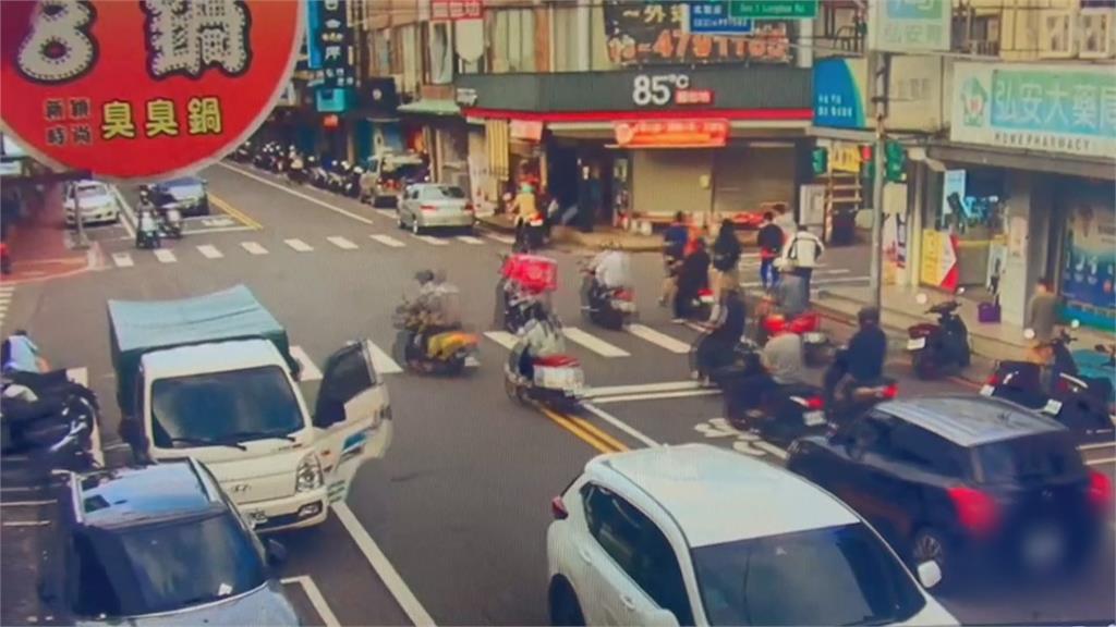 擦撞前車失控 轎車衝路邊毀13車 國中生命危