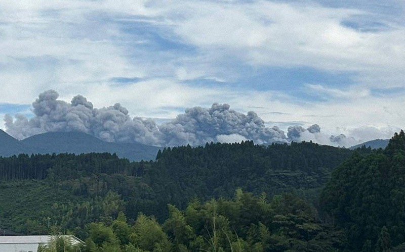 日本1週狂震2192次!新燃岳時隔7年再噴發 專家:恐與「地底不明膨脹」有關