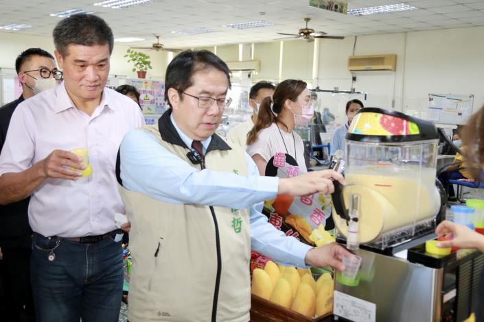 台南東山區公所首創貼心為民服務水果冰沙 行銷在地農產對抗酷暑