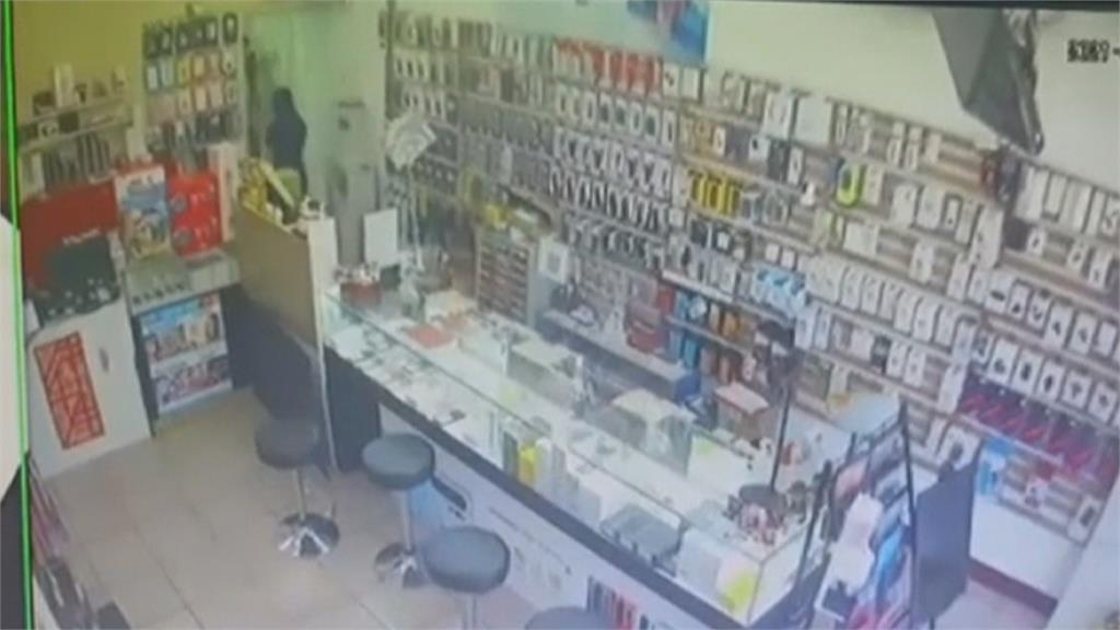 男子賣手機被店員認出「包膜」　撿手機占為己有被逮！