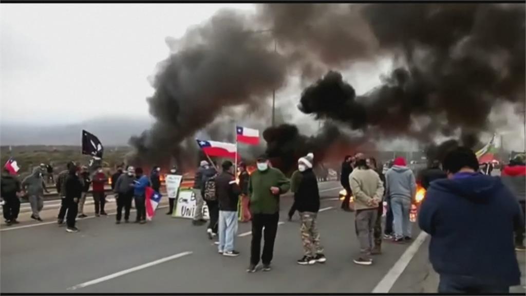 不滿紓困補助只給大公司　智利家計型漁民燒輪胎抗議