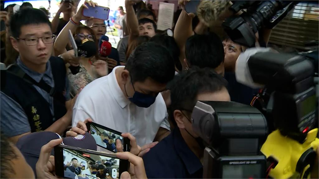 NONO涉猥褻性侵30女首現身 遭押入北檢「挨轟人渣」 火爆場面曝