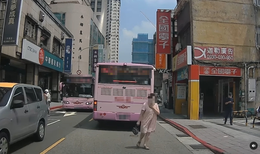 張震嶽救人事蹟再一樁!三寶婦不看車過馬路「險遭公車撞」驚險片曝光