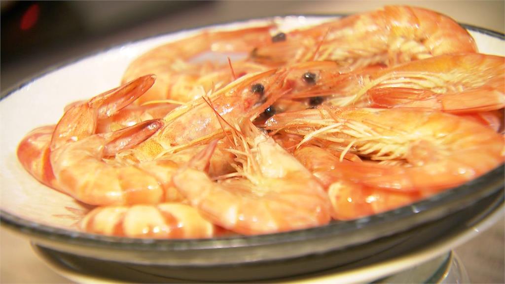 情侶吃Buffet竟「咬到整隻蟑螂腳」！主廚狂跳針喊「是蝦子腳」超噁對比圖曝光