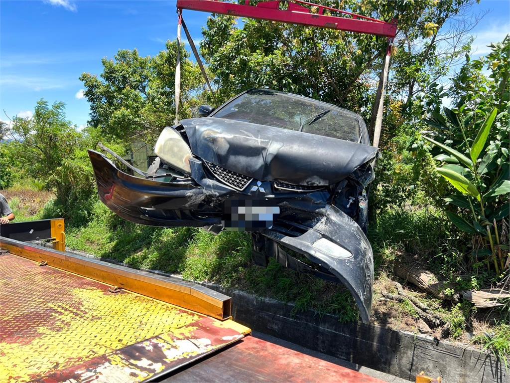 快新聞/台東轎車不明原因暴衝 慘卡對向水溝、撞燈桿「保險桿掉下來」