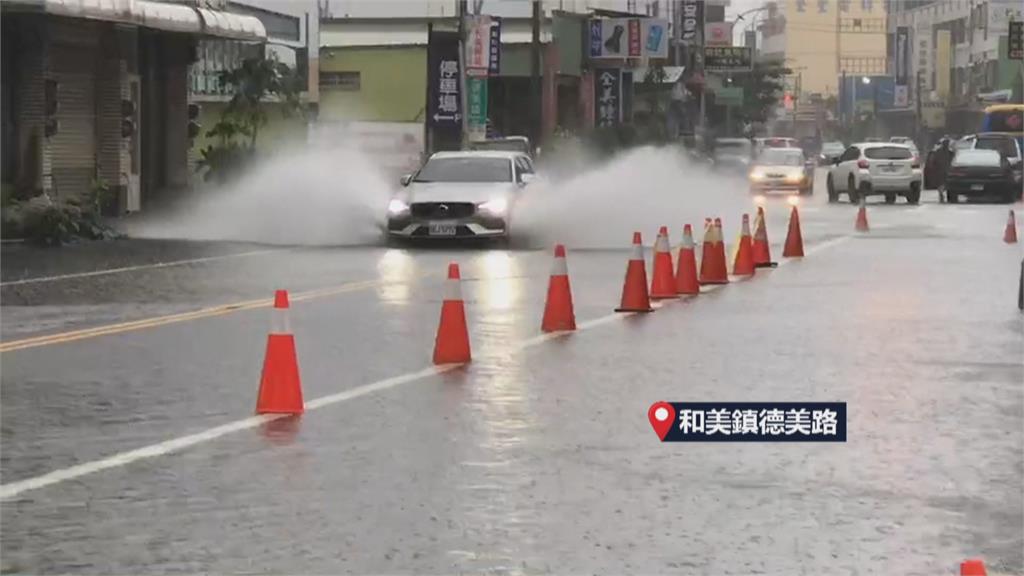 大雨狂倒彰化! 水灌入芳苑三合院 阿祖拖浮排載曾孫