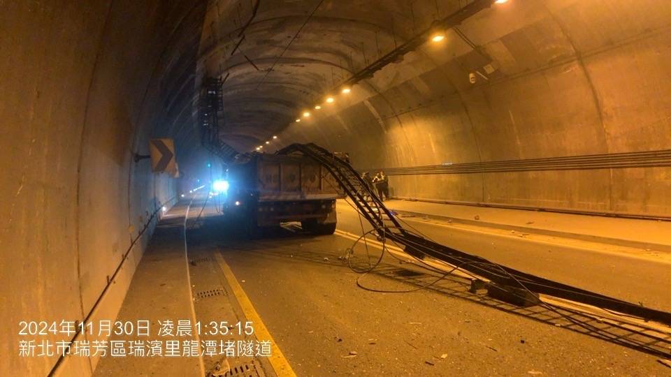 快新聞/新北瑞芳龍潭堵隧道「整排燈軌掉落」2車遭砸 驚險瞬間曝光