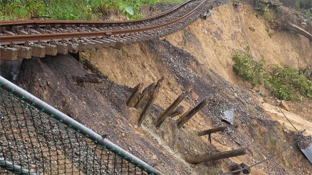 豪雨重創台鐵平溪線共7處致災點　陳世凱視察：拚明年春節前搶通