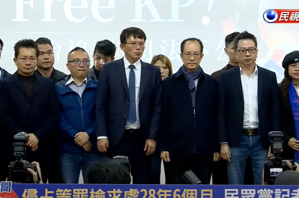 尷尬了…黃國昌咆嘯檢方「頭頂竟反射」這4字!四叉貓「揭含意」網驚:大實話