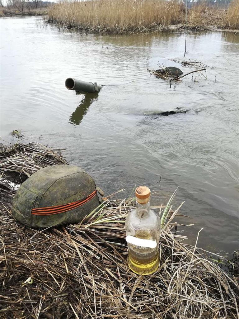 俄軍酒醉開戰車「沉入水中」溺斃！頭盔、酒瓶全丟網笑：烏克蘭另類武器