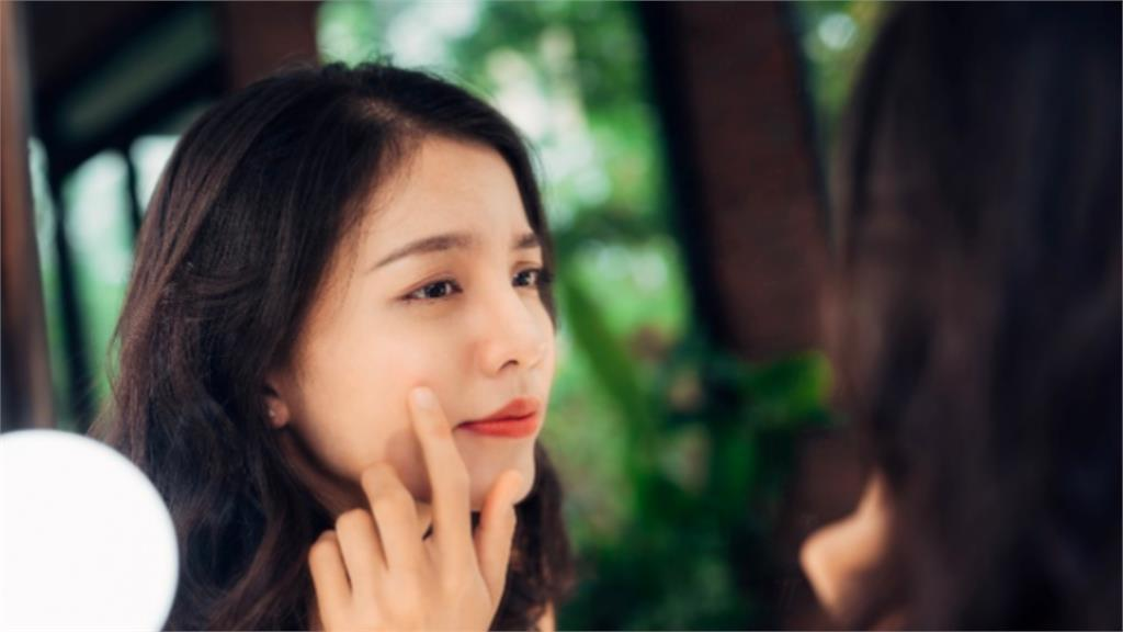 冬天狂洗熱水澡暖身是「皮膚凶手」？醫師曝「這動作」恐害身體乾癢、脫屑