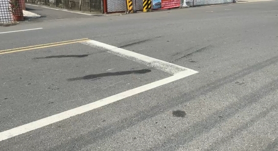 抓詐!偵防車前後包夾 詐團車手拒捕猛催油門燒胎冒白煙