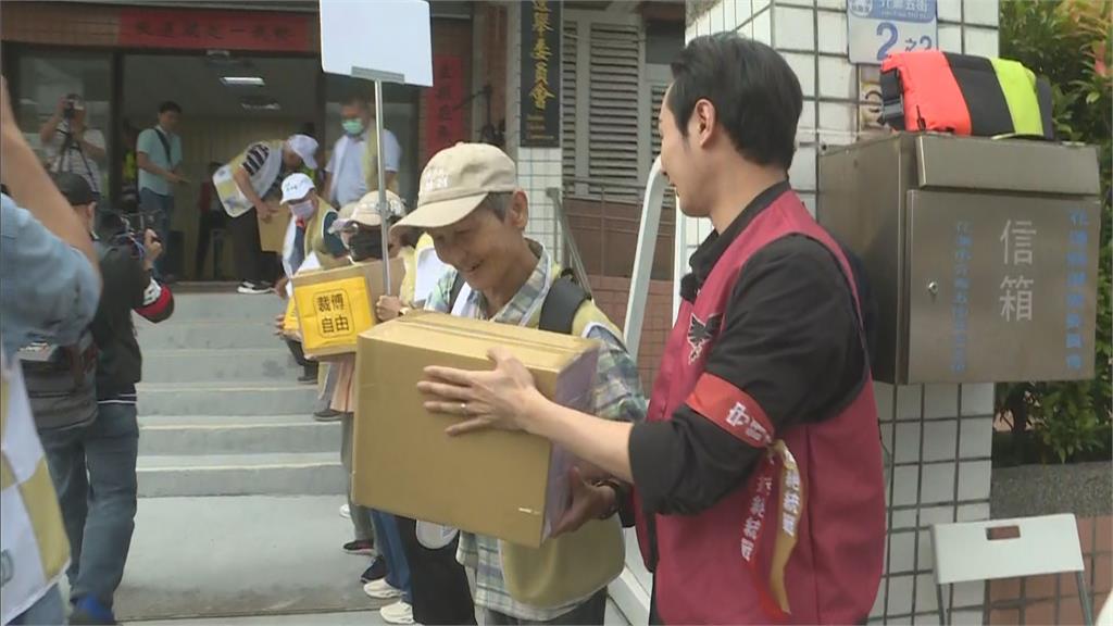 快新聞/裁傅自由!罷免傅崐萁二階送出32777份連署書 八炯不捨志工們忍受謾罵