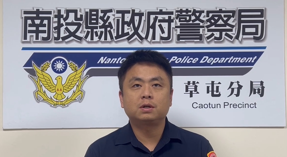 轎車遭陌生阿伯倚靠　車主勸離反爆走「情緒失控」持筆逼近