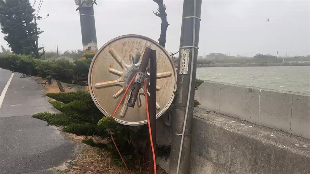 雲林海線飽受驚嚇...少出門! 交通號誌、電線吹落 廣告招牌掉釀車禍