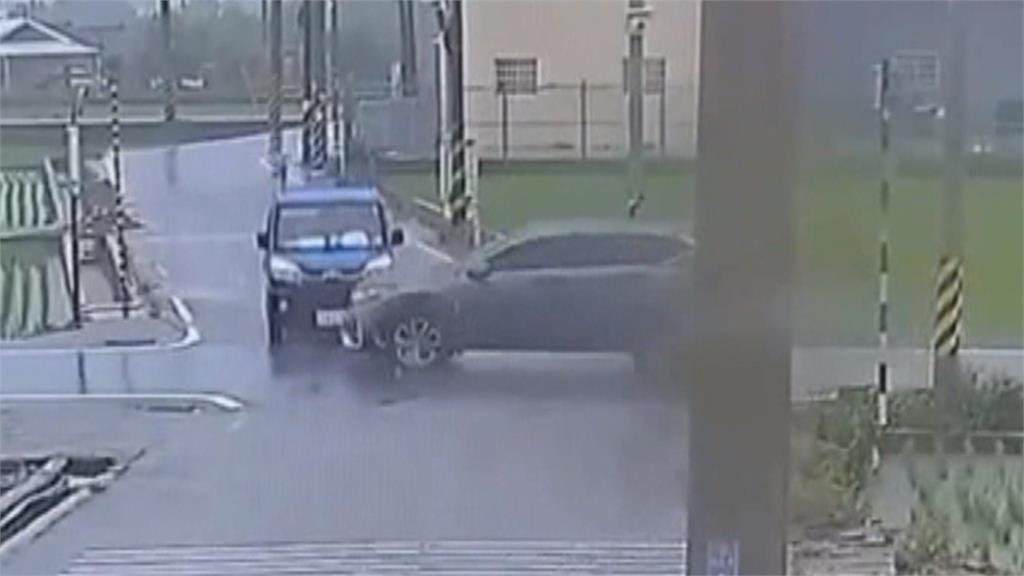 閃燈路口「都不讓」與小貨車衝撞 休旅車失控再撞號誌桿側翻90度