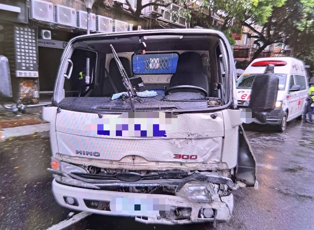 快新聞/碰!北市號誌桿竟成「巨斧」 砸中對向車輛畫面曝光