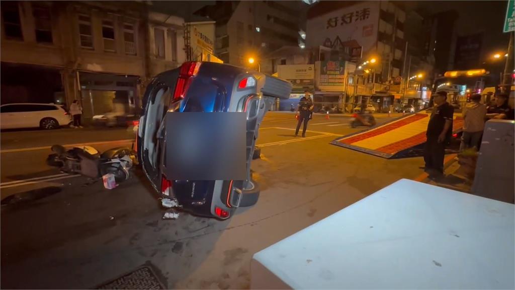 200m內撞了又撞！　男恍神慘翻　母子急棄機車跳開