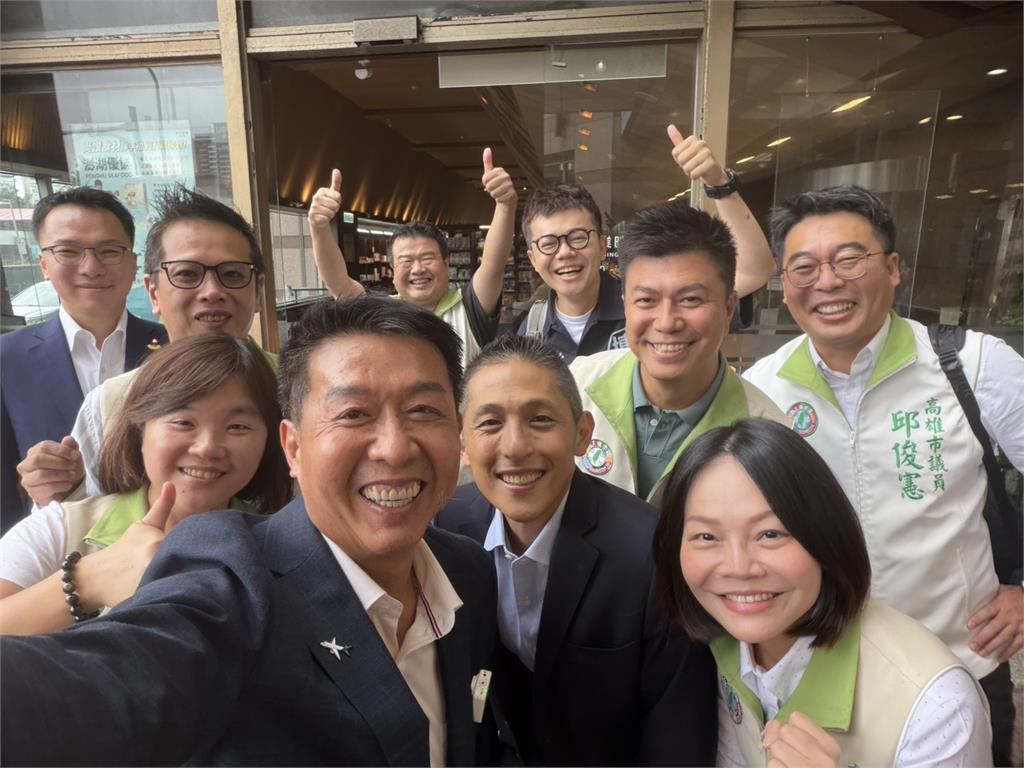 跨派系相挺高喊諧音哏口號 許智傑找來「他」登記參選