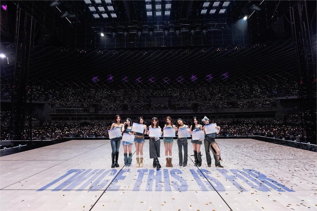 TWICE演唱會「超震撼」官方照出爐！娜璉發文「這細節」粉絲讚：有子瑜就是不一樣