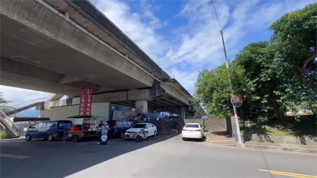 宜蘭貨車掉「這物品」翻落橋下 旁邊就是軌道!居民差點嚇壞
