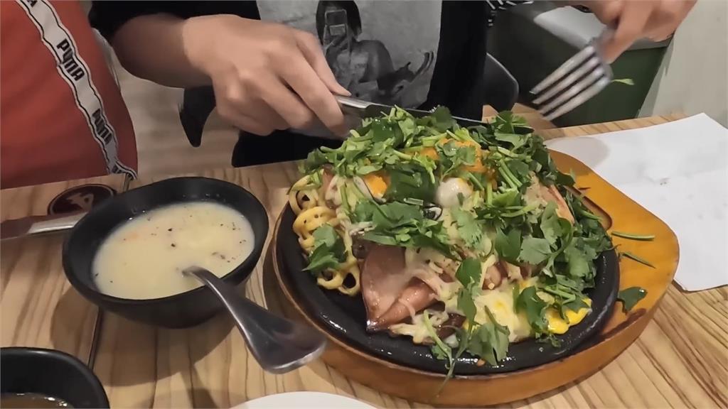 奇葩料理!他挑戰吃「巨量香菜鐵板麵」 見整盤綠笑喊:以為在吃草