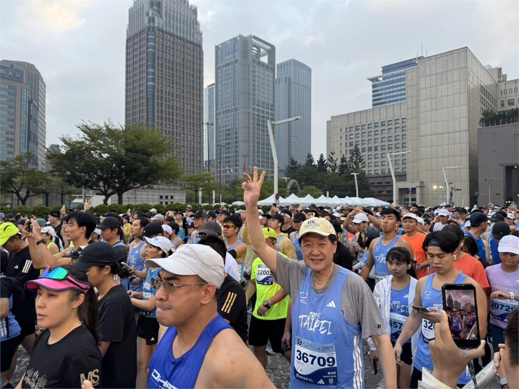 帥兒陪跑台北馬拉松 費鴻泰父子併肩完賽