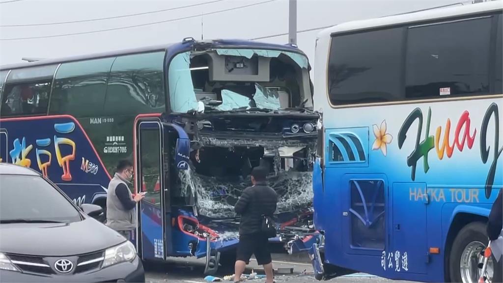 嘉義2進香團遊覽車疑與轎車追撞 共24人輕重傷