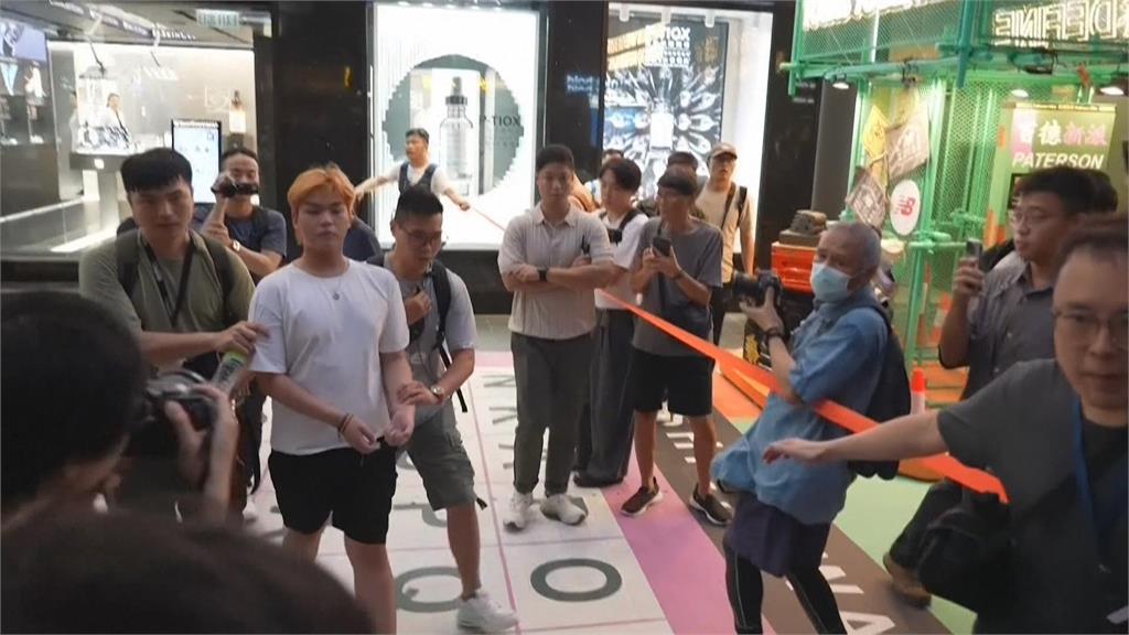 拿蠟燭和鮮花就遭逮　香港路障封維園　阻擋悼念六四
