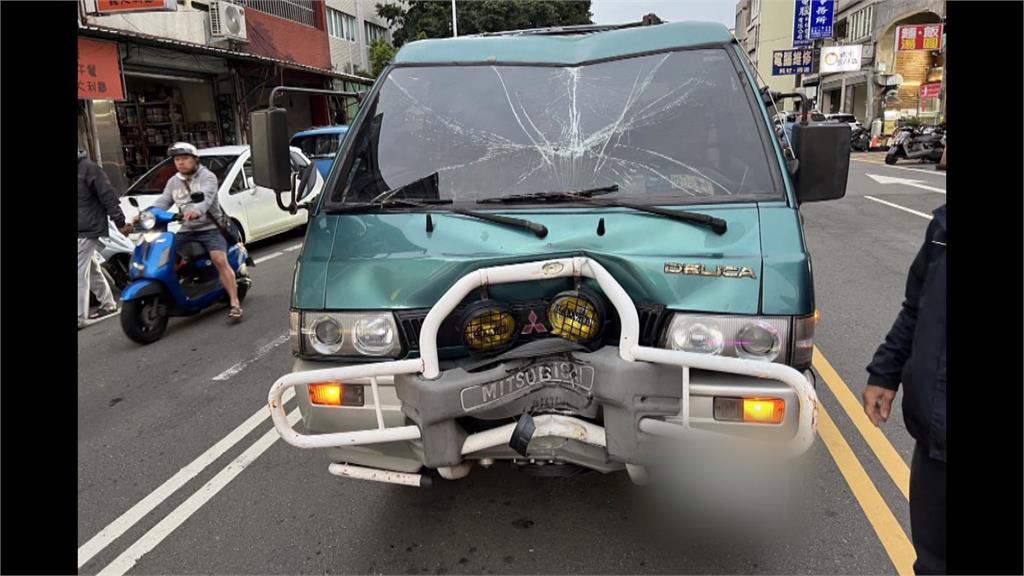 等接孫放學!七旬阿公開車突暴衝撞斷電桿 目擊家長嚇壞