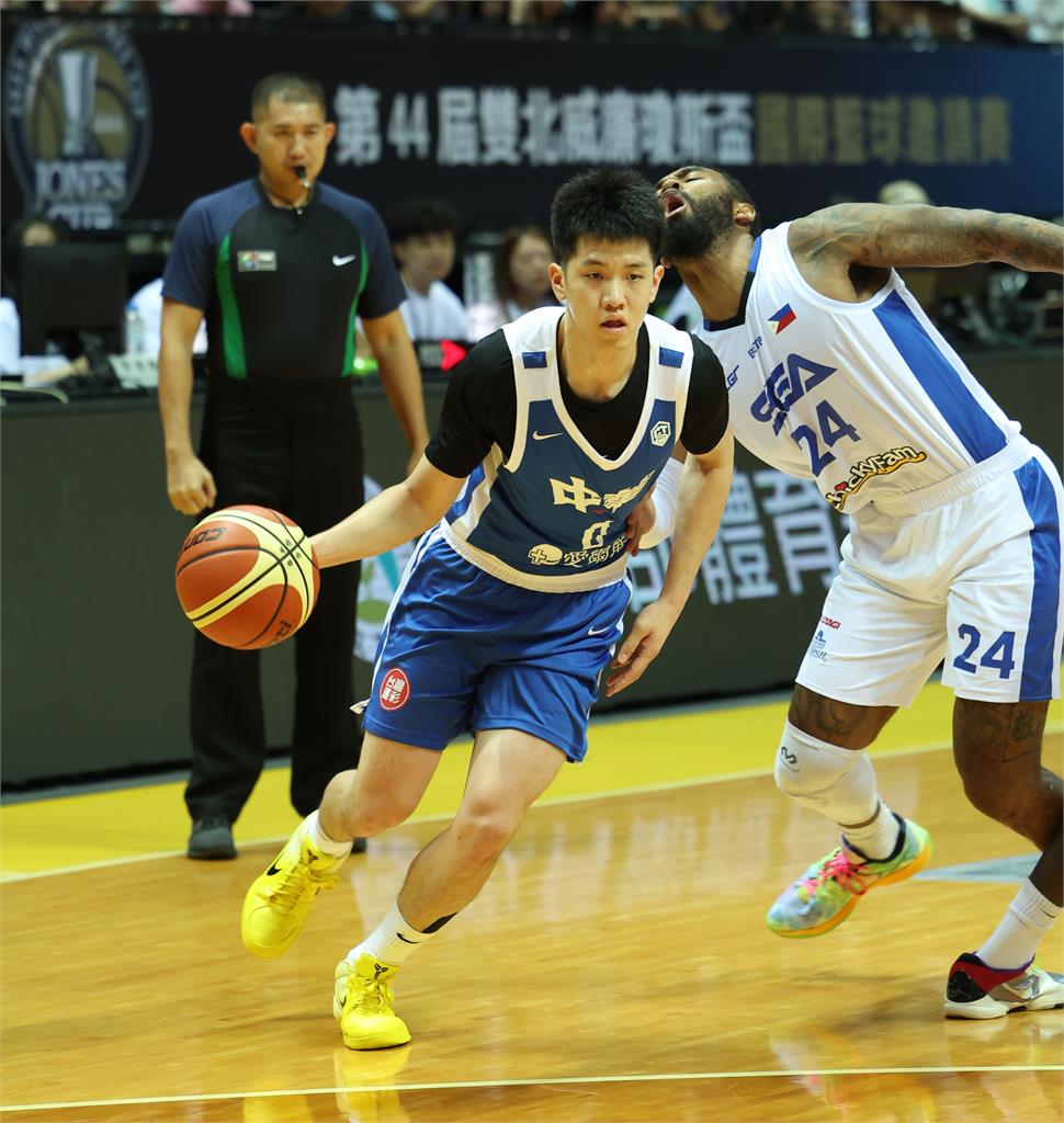 籃球/羅伯森展現NBA防守大鎖強度!中華藍第三節僅拿2分吞下首敗