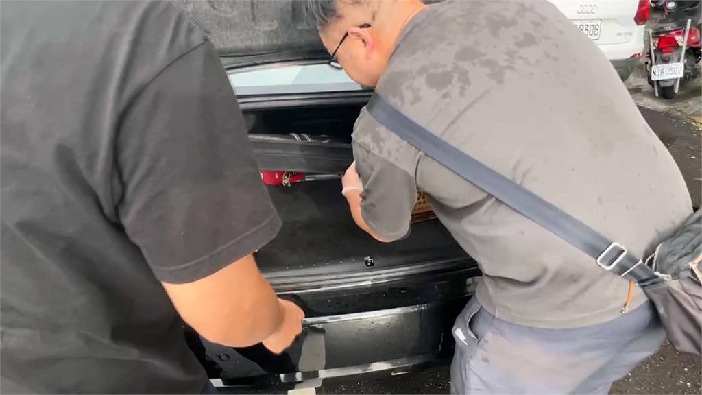 高雄當鋪竊案！其中1嫌開車衝撞拒捕　警開4槍壓制