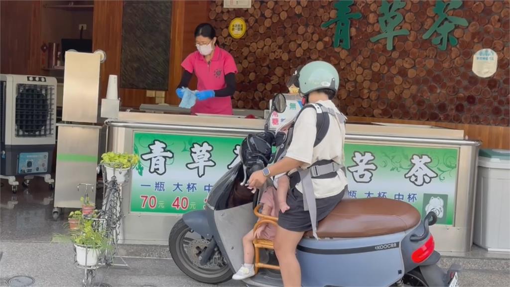 機車三貼小孩變「背包」? 男童「懸空掛車外」驚險畫面曝光