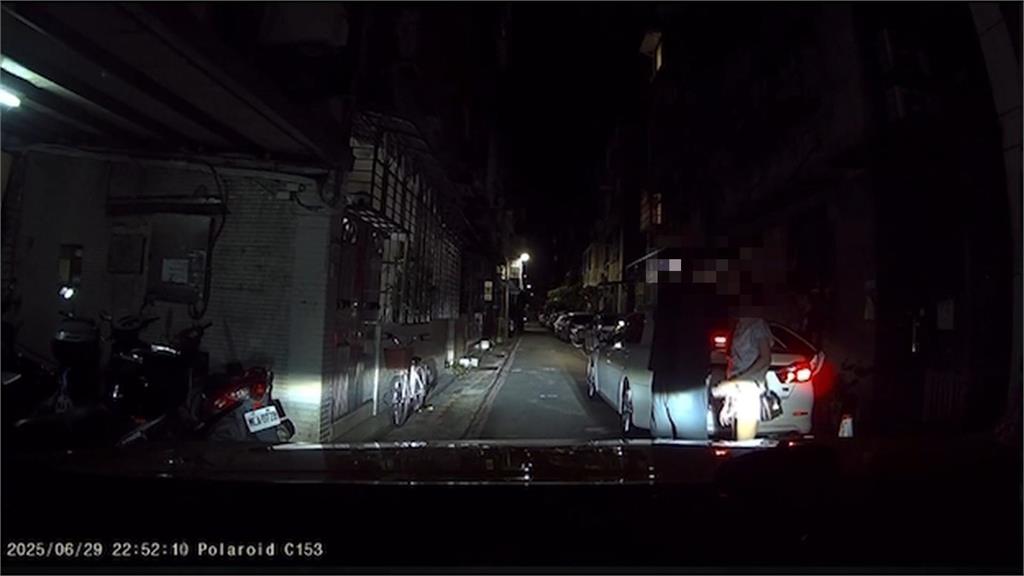 不滿女友不接電話! 男友夥同壯漢「擄人上車」畫面曝光