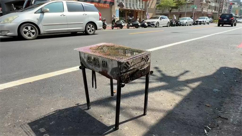 快新聞/這麼Chill?新竹1男子酒醉「橫躺路中央」 身旁還放烤肉架