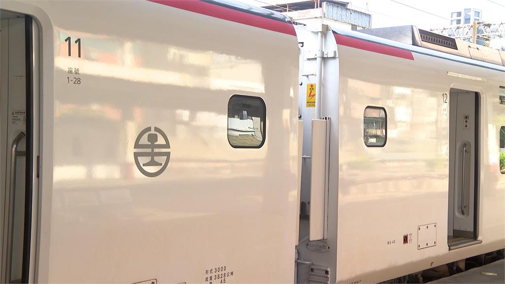 拍電影? 男子台鐵車廂夾縫攀附列車 警方獲報追查