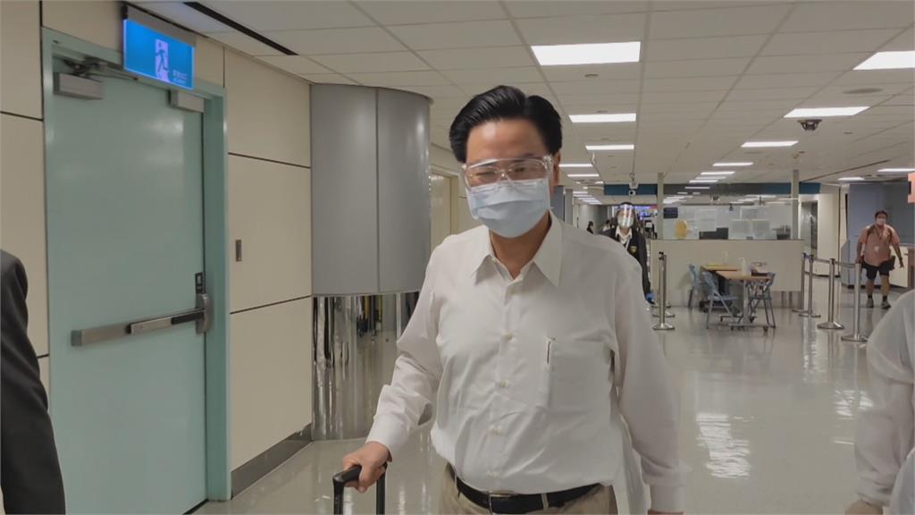 吳釗燮返國滿臉笑容 孫曉雅稍後也返抵桃機