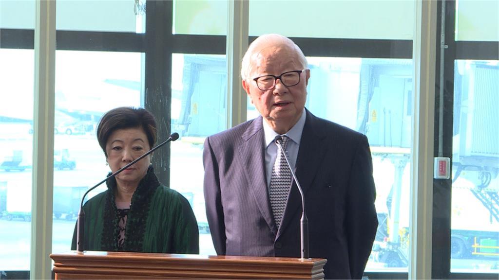 張忠謀夫婦七夕現身信義區！張淑芬緊貼照料「手提1物」約會地點疑露餡